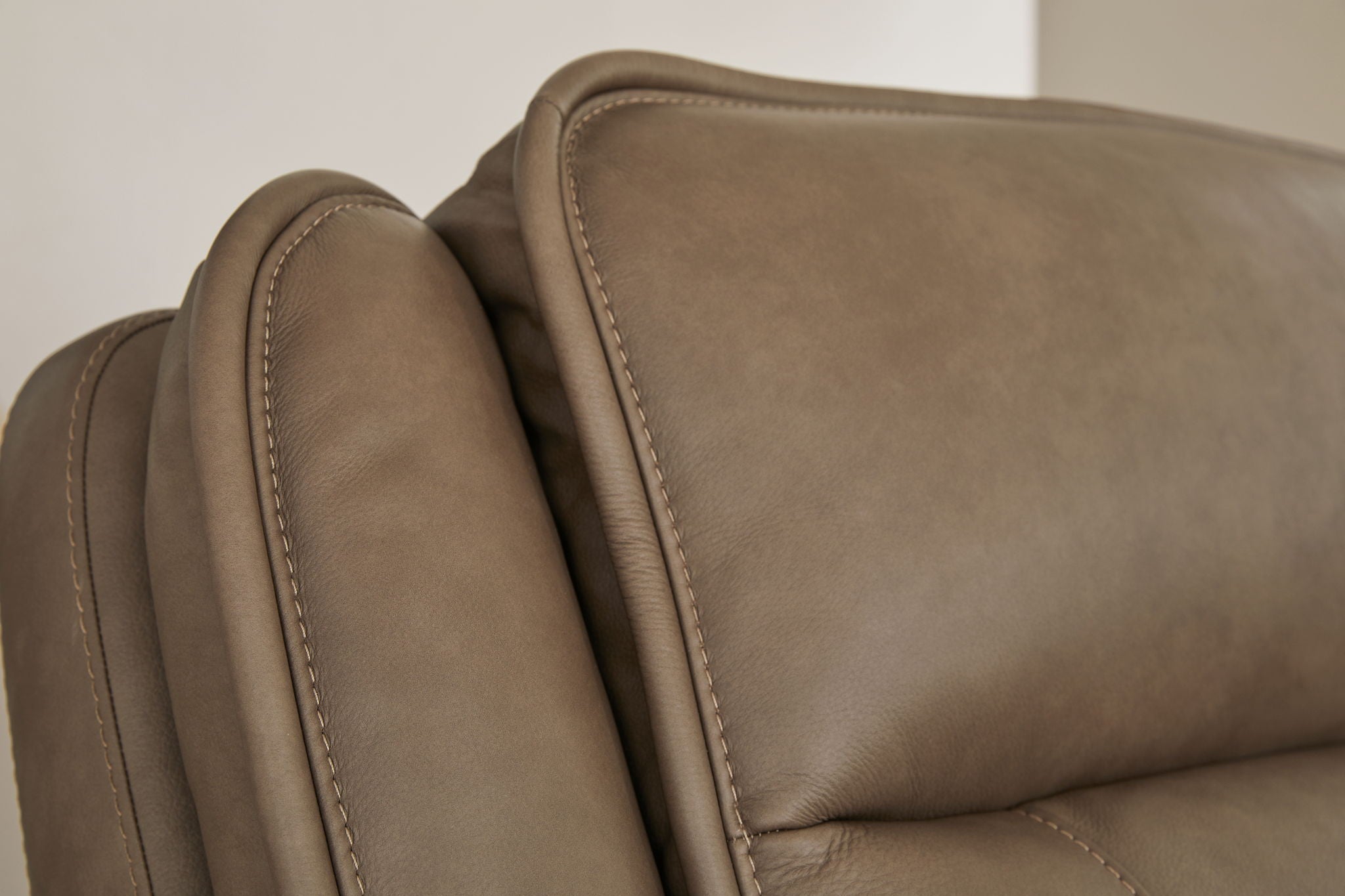 Glencroft - Power Reclining Loveseat With Console / Adjustable Headrest - Sahara